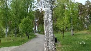 Весенний парк  выглядит совсем, как летний!!