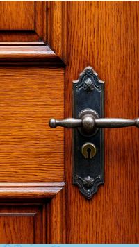 Как вынуть врезной замок с личинкой из двери, если заклинило ключ?
