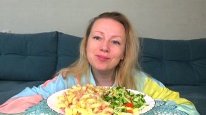 Мукбанг от Яновны макароны с колбасой как в детстве, салат витаминизированный. Еда вкуснота.