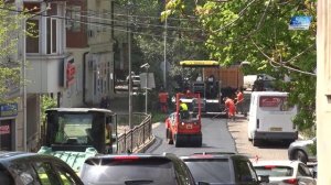 В городе на проблемных участках дорог и перекрестках ведется укладка асфальта.