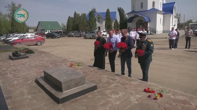 Церемонии возложения цветов к братским захоронениям защитников Сталиногорска смотреть онлайн