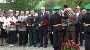 Возложение цветов к Вечному огню