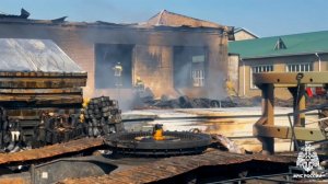 Пожарные ликвидируют возгорание на складах в Уссурийске: кадры.