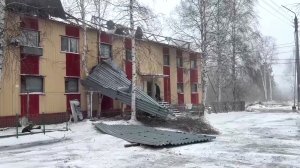 В Пыть-Яхе сильным ветром сорвало крышу многоквартирного дома