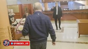 Путин в первый раз лично прокатился за рулём Aurus — президент поехал за своей первой учительницей.