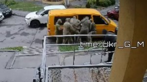 Тцкшник бьет по ноге ухилянта.
