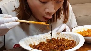 Кореянка ест курицу. Мукбанг. Китайцы едят на камеру. 🍜 много еды