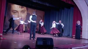 Танец вальс под песню «Ах, эти тучи в голубом» в четыре пары