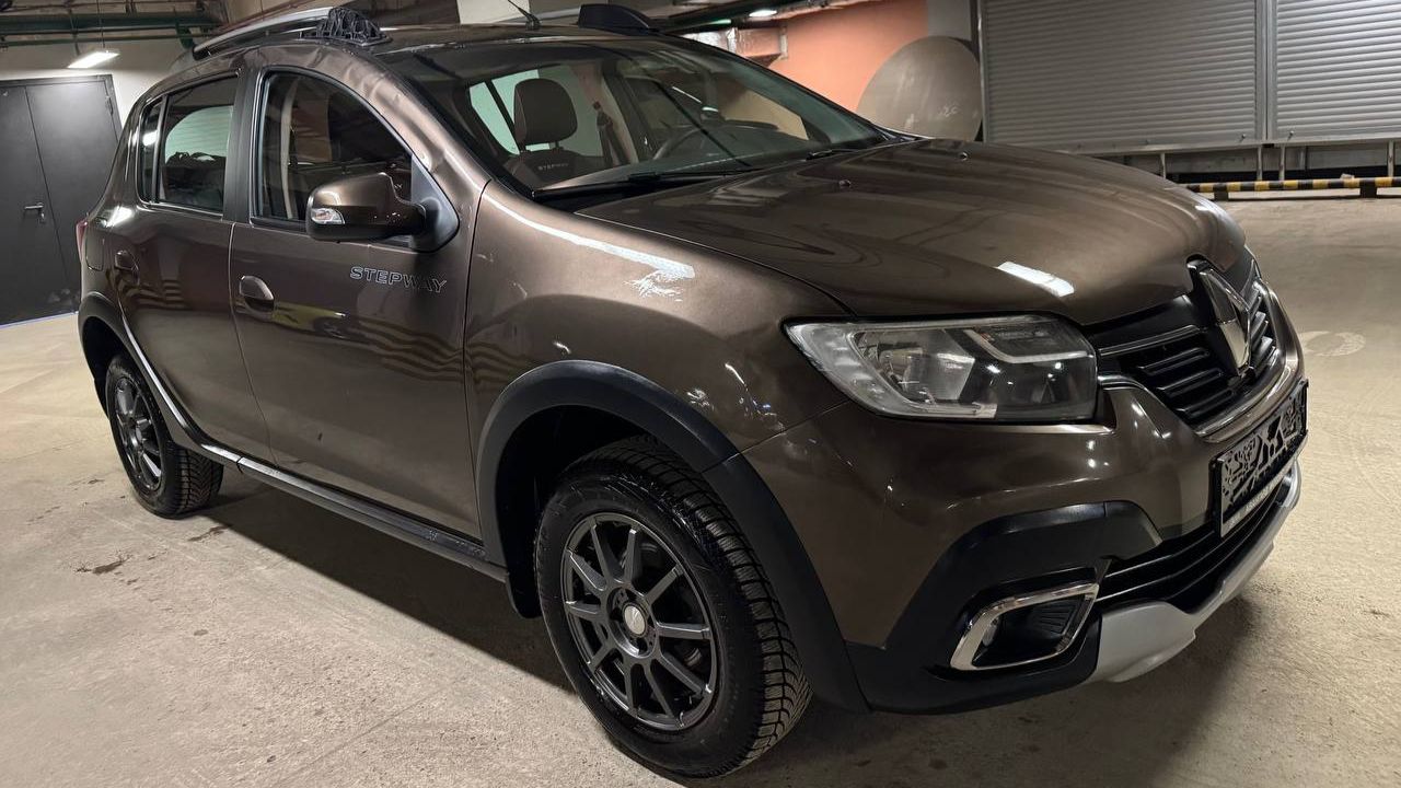 Renault Sandero; 1.6 MT; 2021; Коричневый