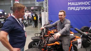 Выставка МОТОВЕСНА 2026. Часть 11. Андрей Бересневич на стенде Ижтехмаш.