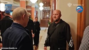 Трогательные кадры: Владимир Путин встретился с первой учительницей