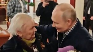 Владимир Путин встретился со своей школьной учительницей