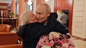 Владимир Путин пригласил на ужин в Кремль свою учительницу Веру Дмитриевну Гуревич.