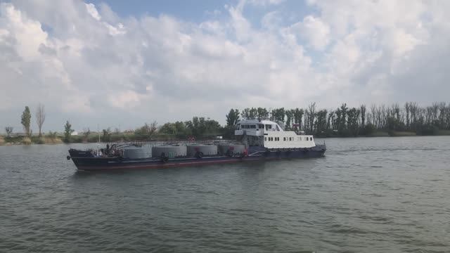 т/х АНАТОЛИЙ НИКОЛАЕВ и ВЯТКА-14 на Дону