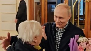 Владимир Путин пригласил свою учительницу посетить парад в честь Дня Победы в Москве.
