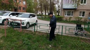 Жизнь после инсульта.В завершении прогулки супруга устроила мне тест на траве.2026.