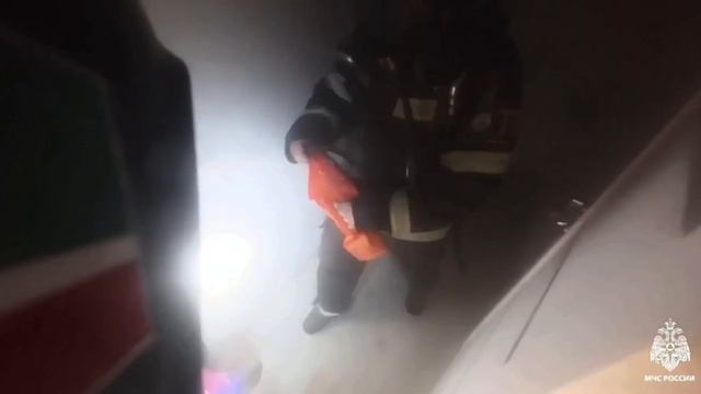 Кадры спасения женщины на крупном пожаре в Грозном