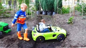 Влад помогает Никите, застрявшему в грязи на детской машине