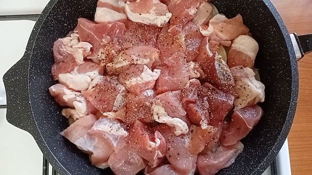Мясо по - французски на сковороде , селедка под шубой . смотреть онлайн