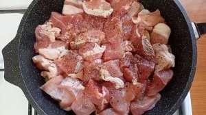 Мясо по - французски на сковороде , селедка под шубой .