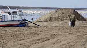 Третий день ледохода,жилеты и судовая аптечка.
