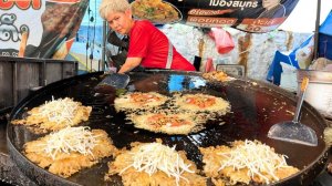 Бабушка готовит лучший омлет с морепродуктами в режиме нон-стоп. Тайская уличная еда
