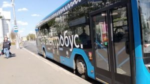 Электробус камаз 5 (2) прибывает и отправяет на остановку МЦД Красный Балтеец.