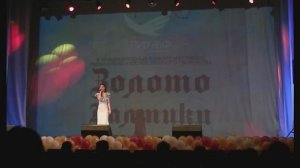 Сардаанчык Харитонова на сцене ДК Железнодорожников.