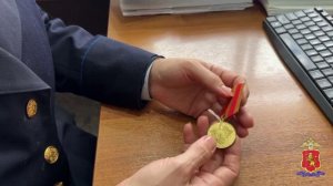 Во Владимире полицейские вернули внуку участника Великой Отечественной войны похищенную медаль деда