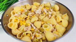 Обед на скорую руку - макароны с грудкой, горошком и кукурузой🍝