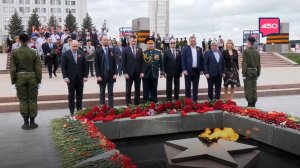 День Победы в Самаре. Возложение цветов к горельефу «Скорбящей Матери-Родине»