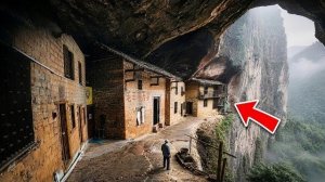 Самый безумный дом на скале в Китае. Много поколений живут в пещере