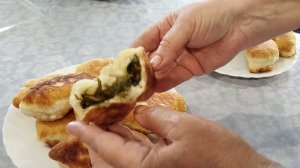 У нас холод и дождь, пеку пироги. Решила укутать грядки.
