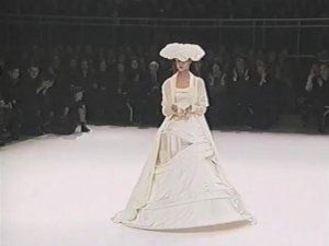 Показ женской коллекции Yohji Yamamoto весна-лето 1999. Часть 3.