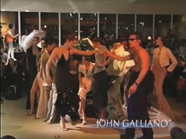 Показ женской коллекции John Galliano весна-лето 1995. Часть 2.