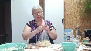 13-05-2026 Готовлю ужин.Медальоны из куриной грудки,крабовый салат.Варю картошку быстрым способом.
