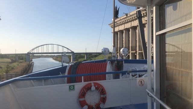т/х МАКСИМ ЛИТВИНОВ входит в шлюз ВДСК