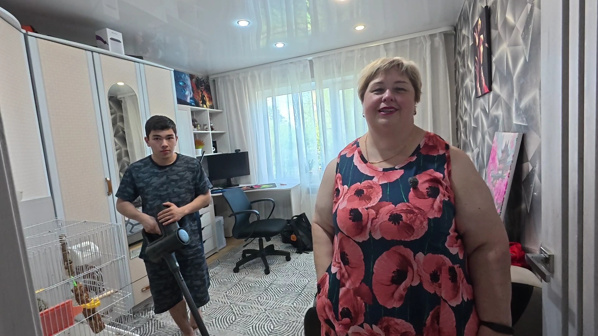 Купили на базе шикарные помидоры и по хорошей цене. Обновки для меня, Абдугани  и попугаев.