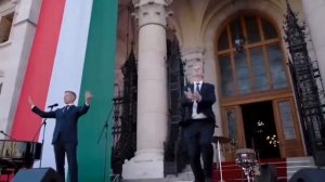 Глянь! Новое правительство Венгрии уже танцует под дудку