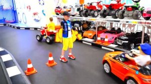 Крис играет в игровом центре для детей