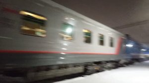 Пассажирский поезд отправляется с вокзала