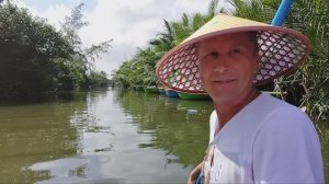 Схватил весло,надел шляпу и куда -то рулит!