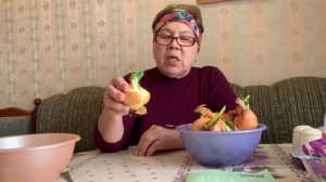 Лук нарезаю для посадки. Всем отправила посылки и трек.