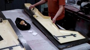 №56- Извлёк корку фюзеляжа из матрицы.