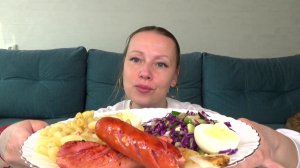Мукбанг от Яновны Макароны с сосисками, салат капустныйЮ яйцо вареное. Выгнала кошку!