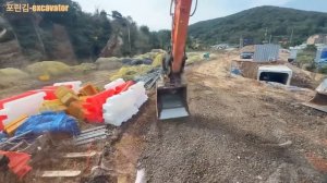 Выемка грунта  затруднена из-за притока морской воды.