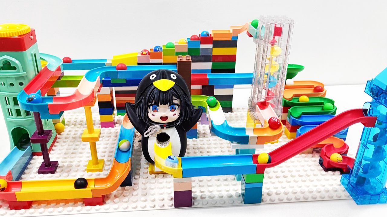 Мультики для детей. Гугу Гага на гонке по трассе для шариков из LEGO. Смотреть Мультики для малышей