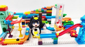 Мультики для детей. Гугу Гага на гонке по трассе для шариков из LEGO. Смотреть Мультики для малышей