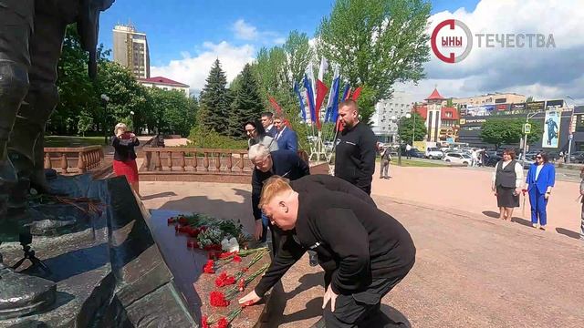 В Луганске состоялось возложение цветов ко Дню образования ЛНР