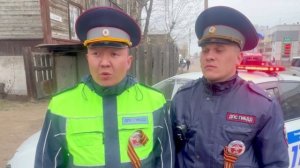 В Улан-Удэ полицейские помогли женщине и семье с котом выбраться из загоревшегося двухэтажного дома